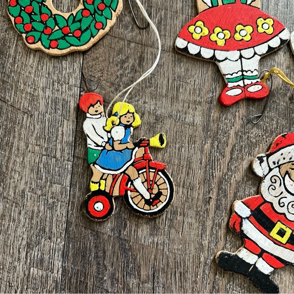 Vintage 7 Wooden Die Cut Christmas Ornaments Hand Painted Retro Santa - Picture 4 of 4